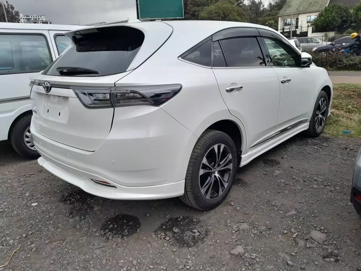 Toyota Harrier   - 2016