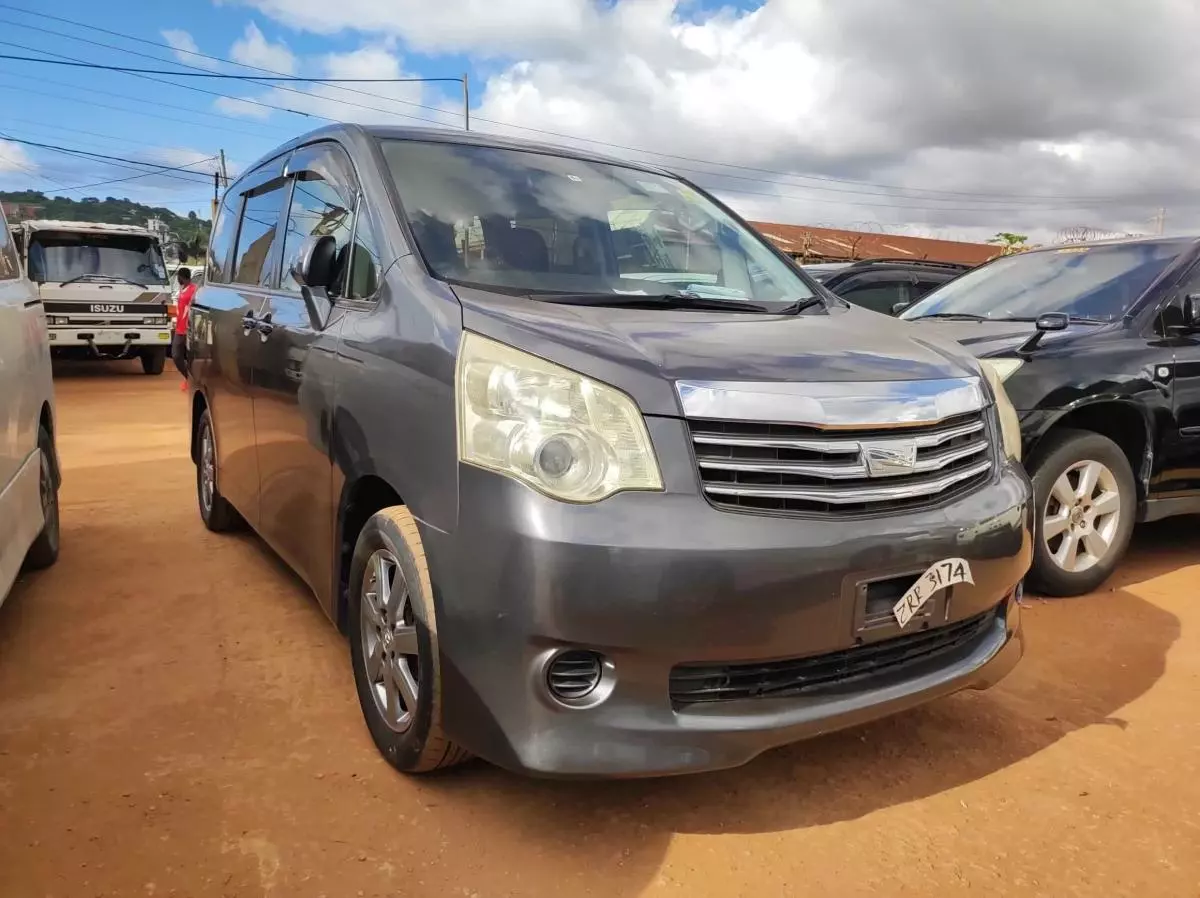 Toyota Noah - 2009