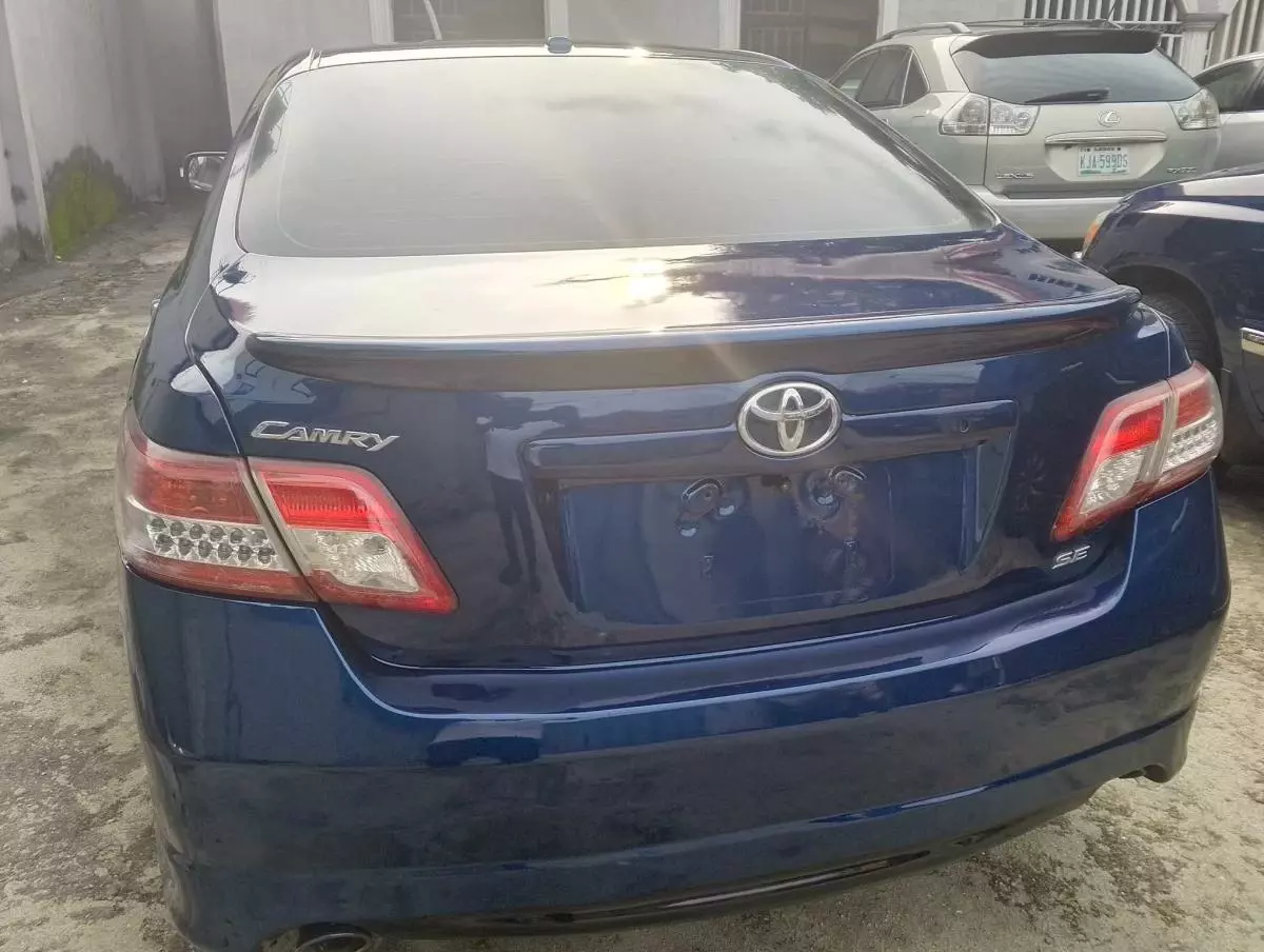 Toyota Camry   - 2011