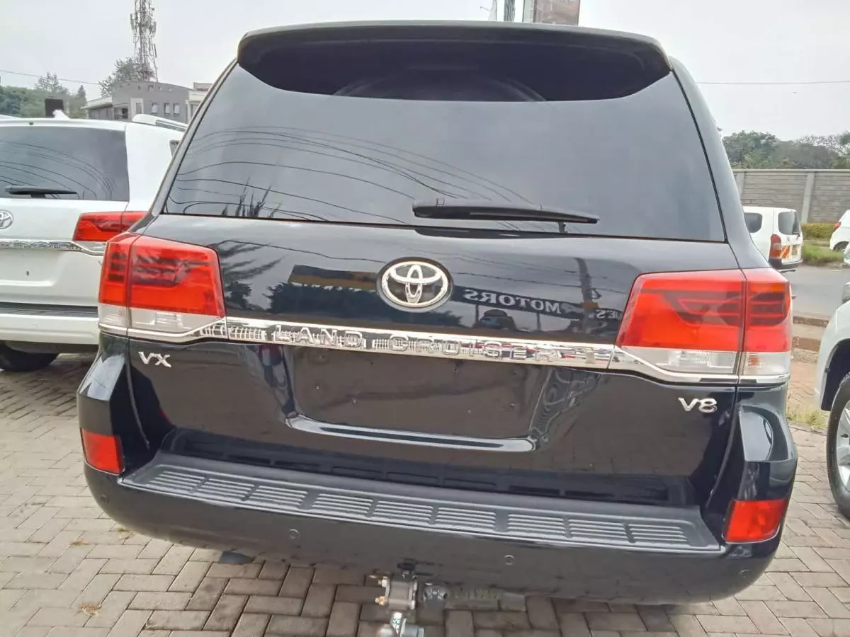 Toyota Land Cruiser V8   - 2016