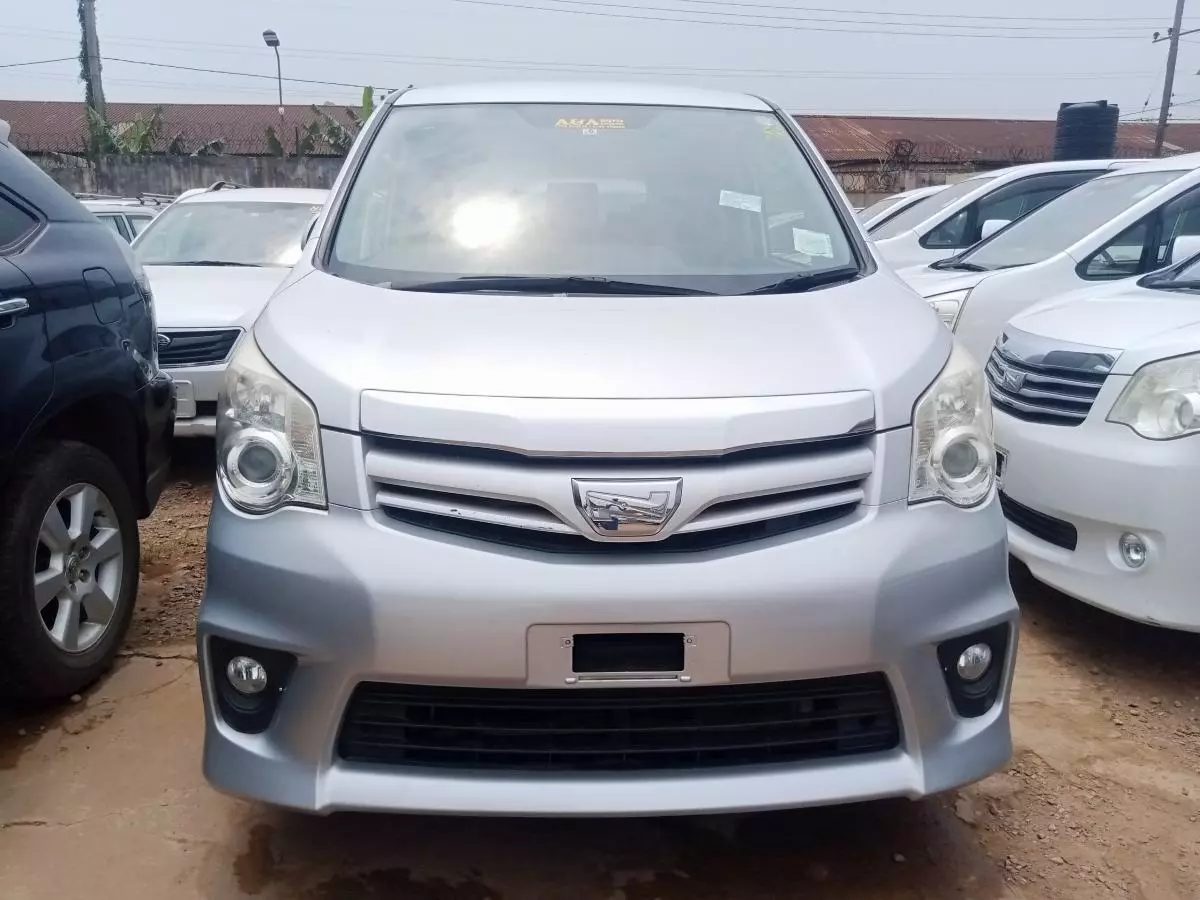 Toyota Noah   - 2012