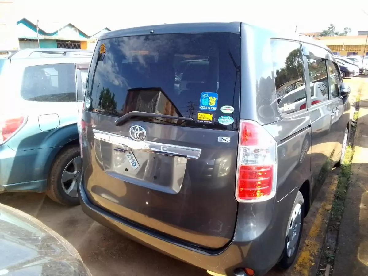 Toyota Noah   - 2010