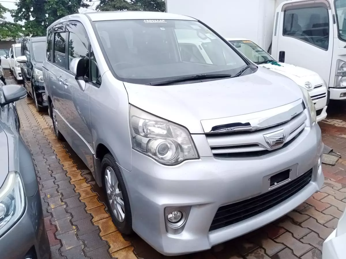 Toyota Noah   - 2012