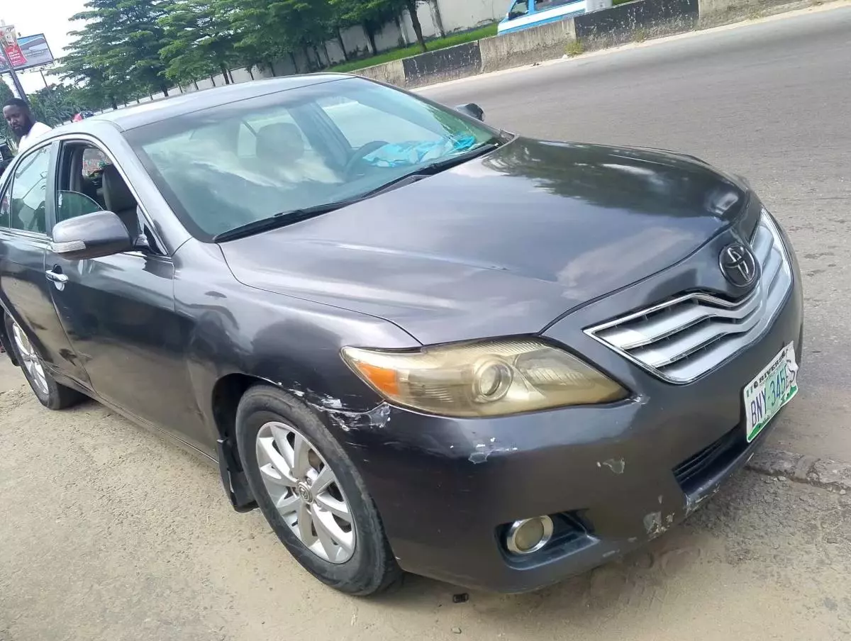 Toyota Camry   - 2011