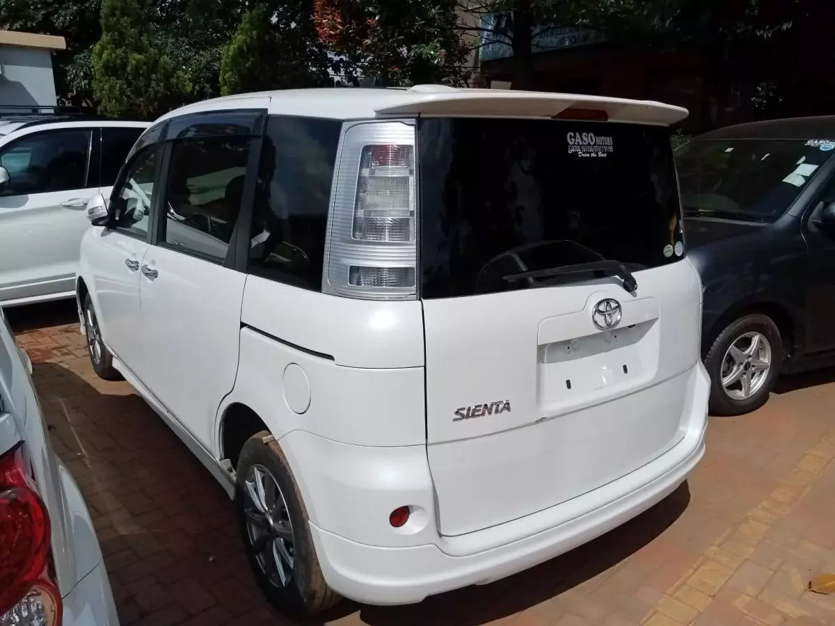 Toyota Sienta   - 2012