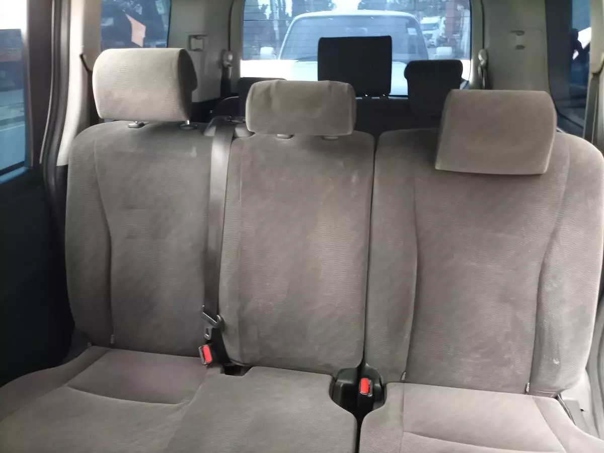 Toyota Noah - 2012