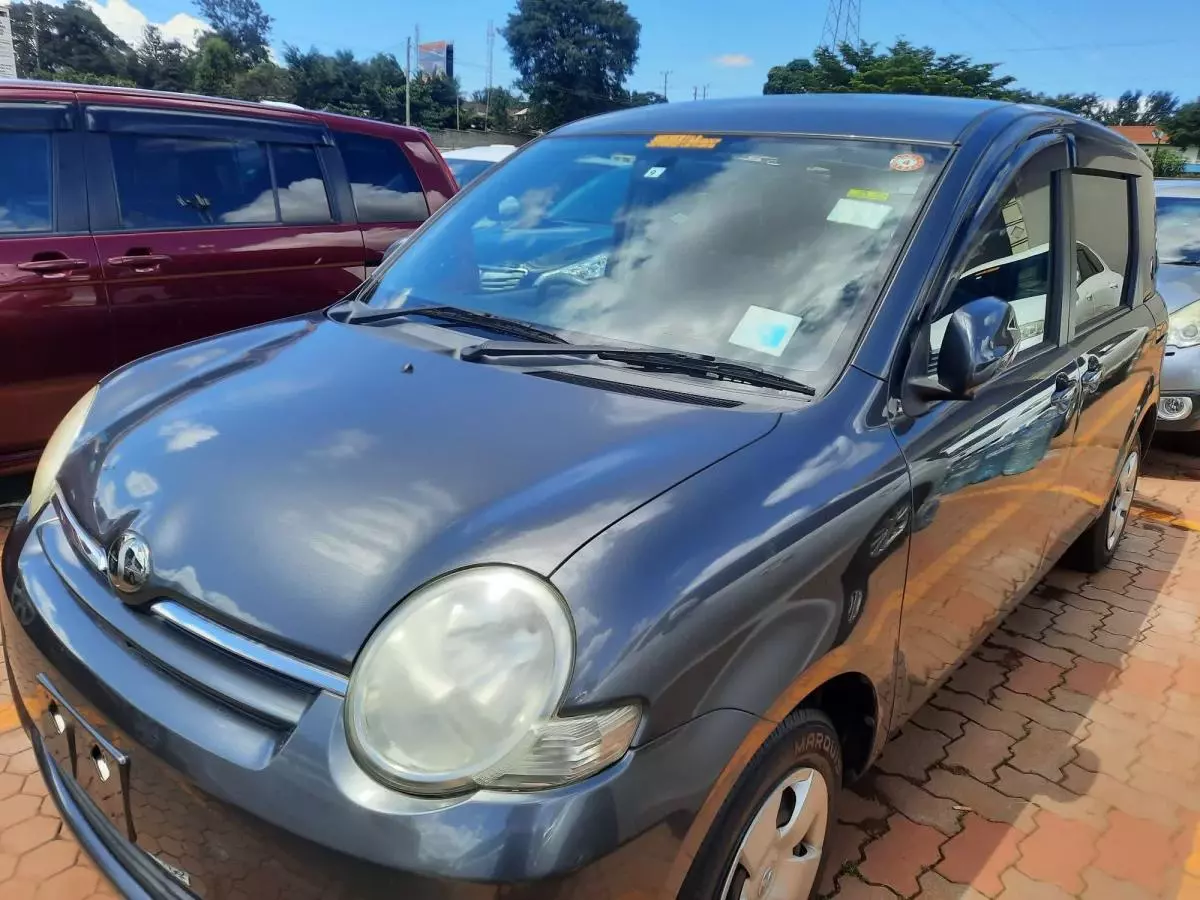 Toyota Sienta - 2008