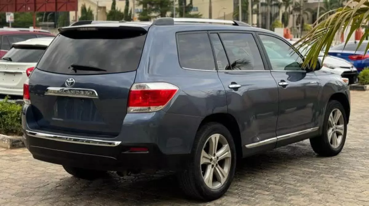 Toyota Highlander   - 2013