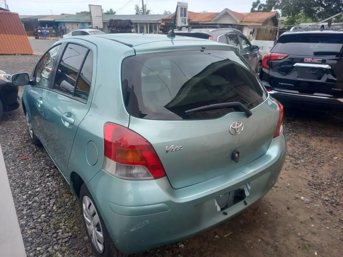 Toyota Vitz   - 2010