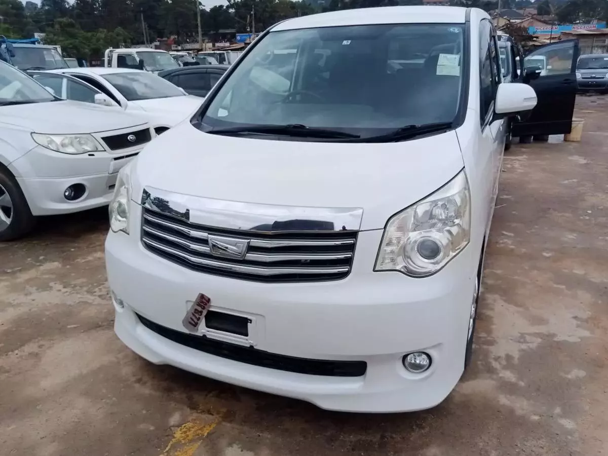 Toyota Noah   - 2011