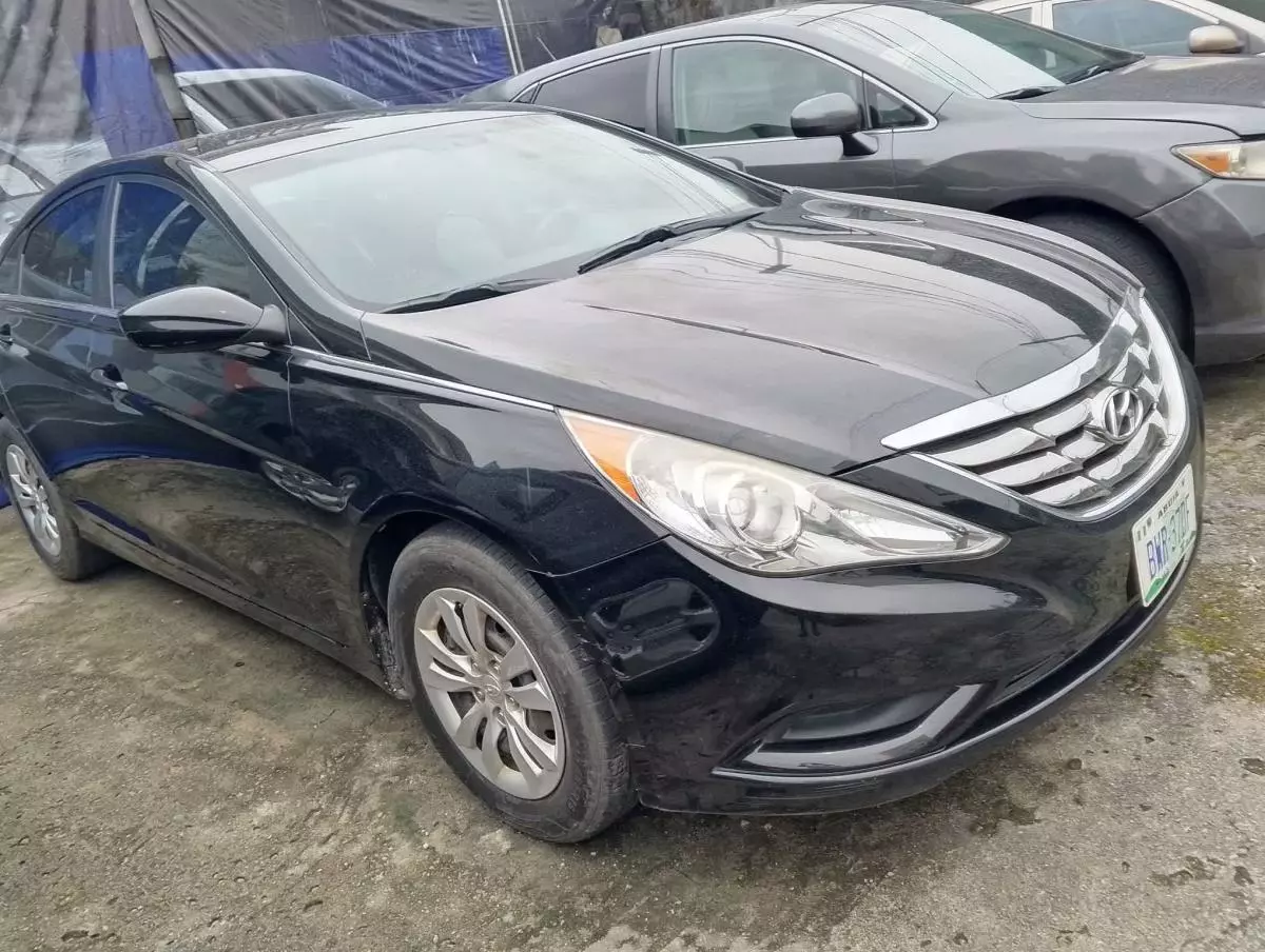 Hyundai Sonata   - 2011