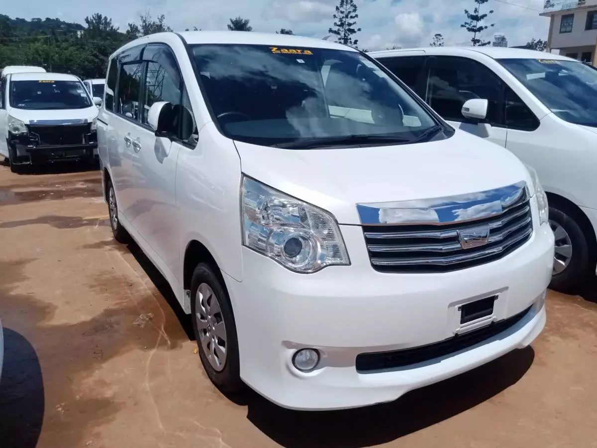 Toyota Noah   - 2012