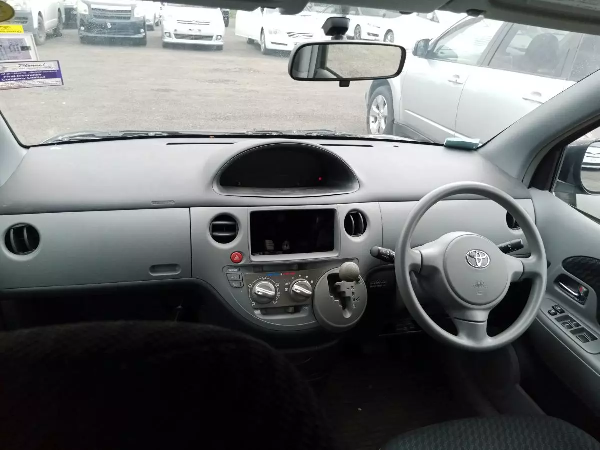 Toyota Sienta   - 2010