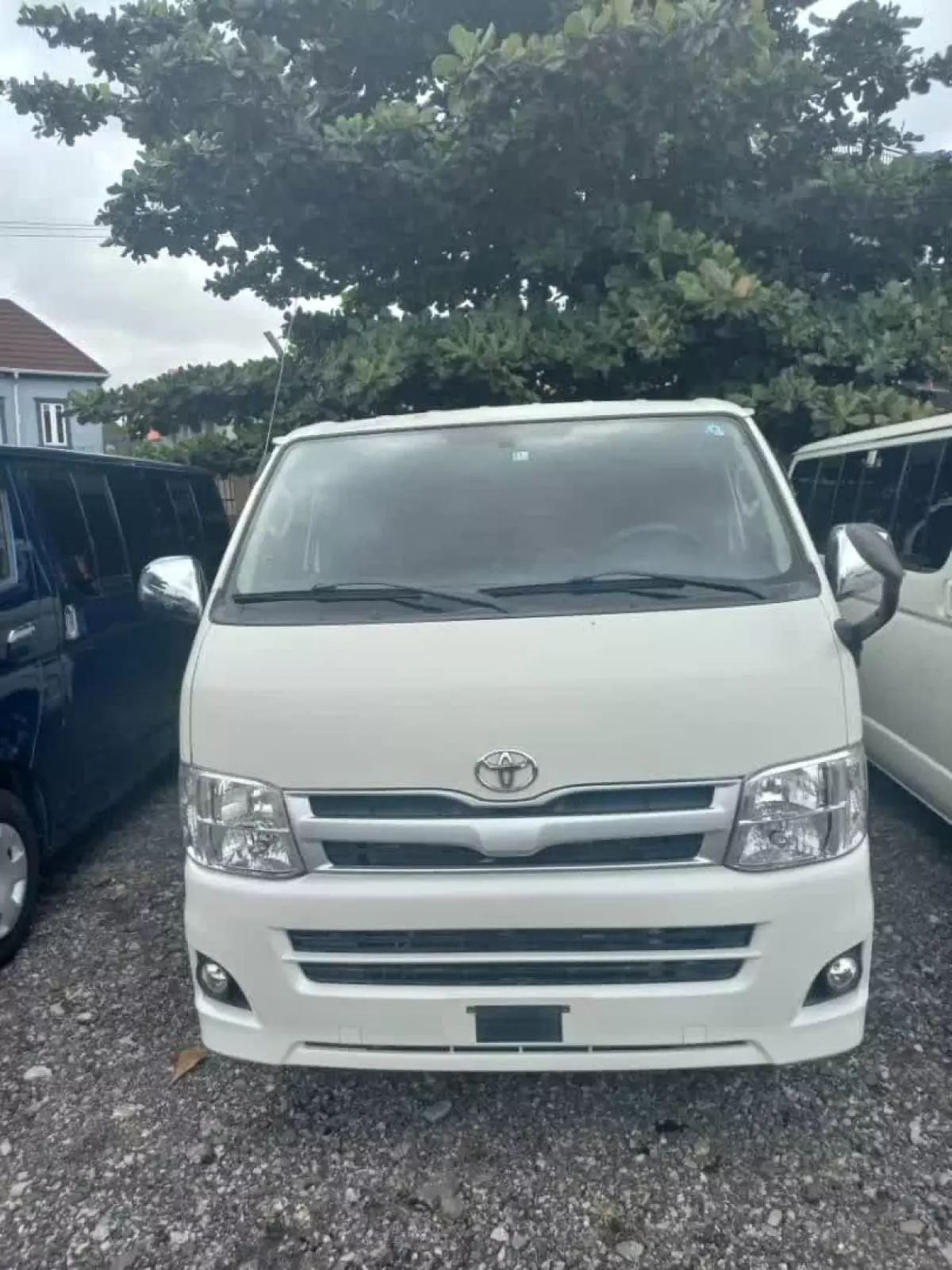 Toyota Hiace   - 2011