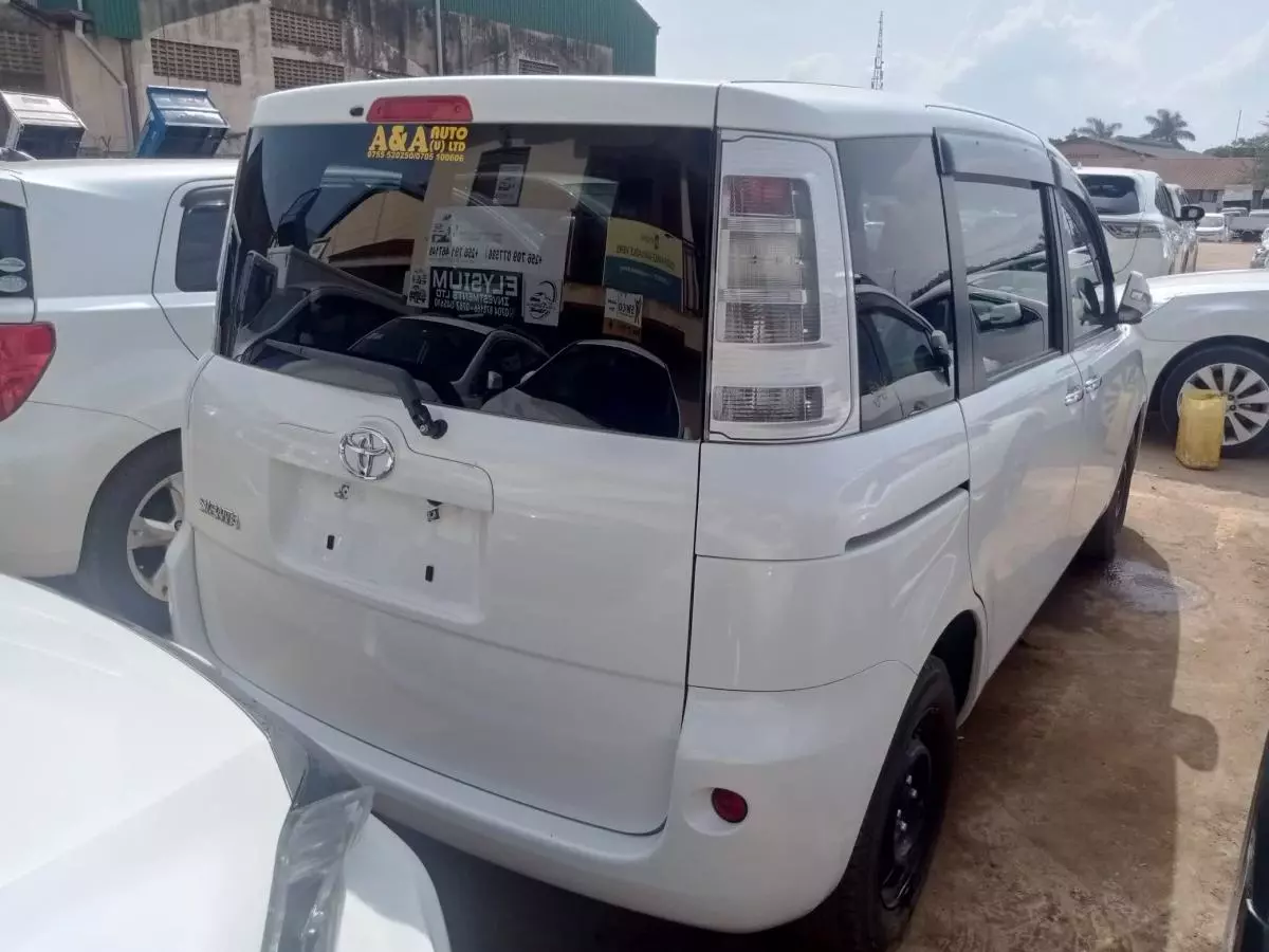 Toyota Sienta   - 2012