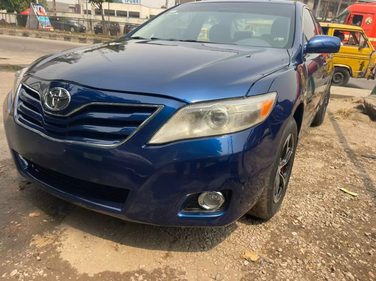 Toyota Camry   - 2010