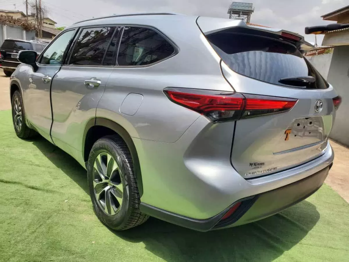 Toyota Highlander   - 2020