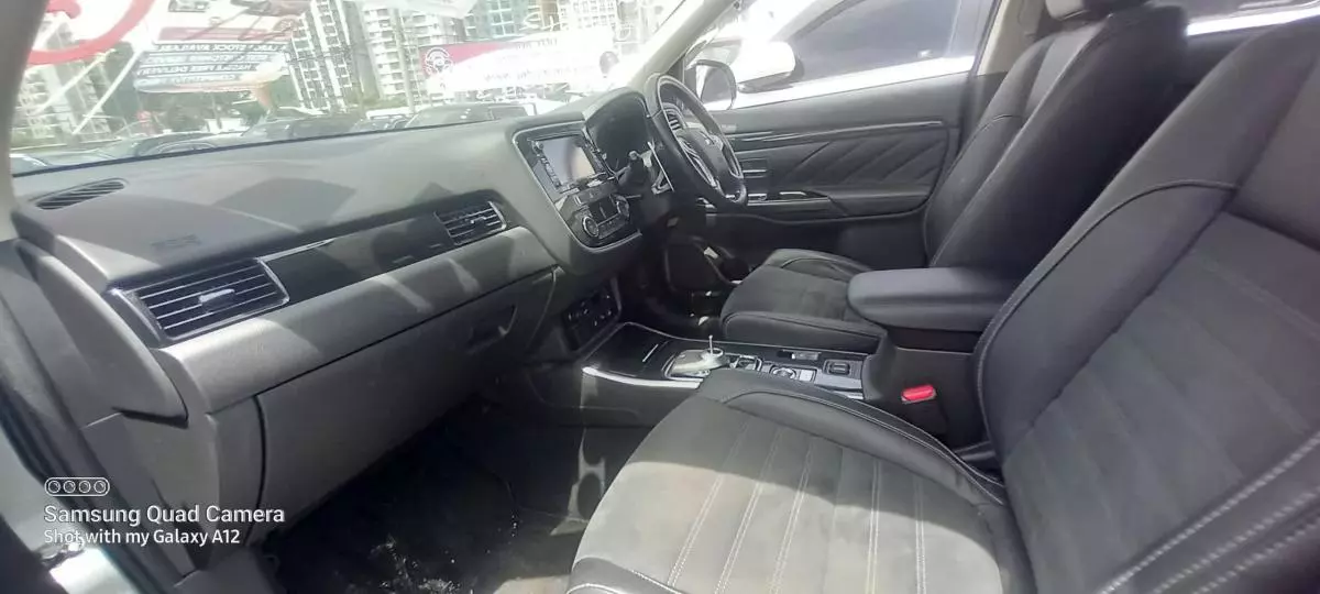 Mitsubishi Plug-in Hybrid Outlander   - 2016
