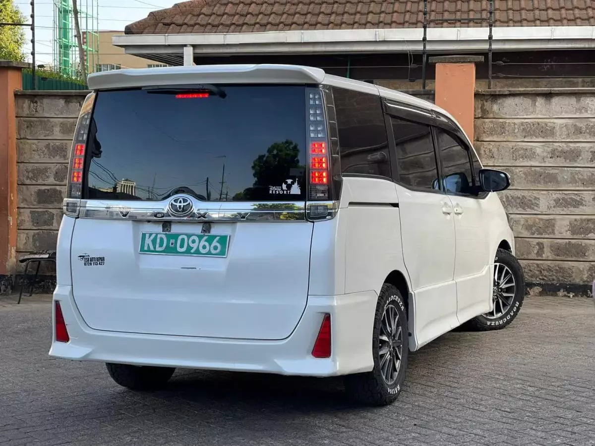 Toyota Voxy  - 2015
