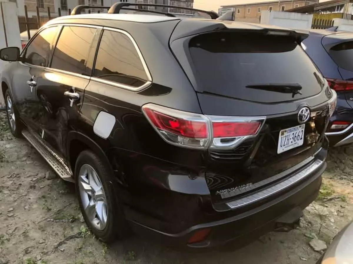 Toyota Highlander   - 2016