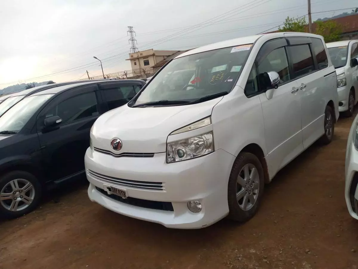 Toyota Voxy    - 2008