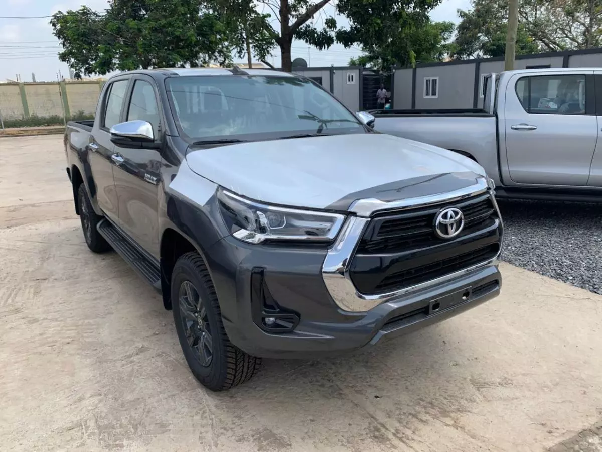 Toyota Hilux   - 2024