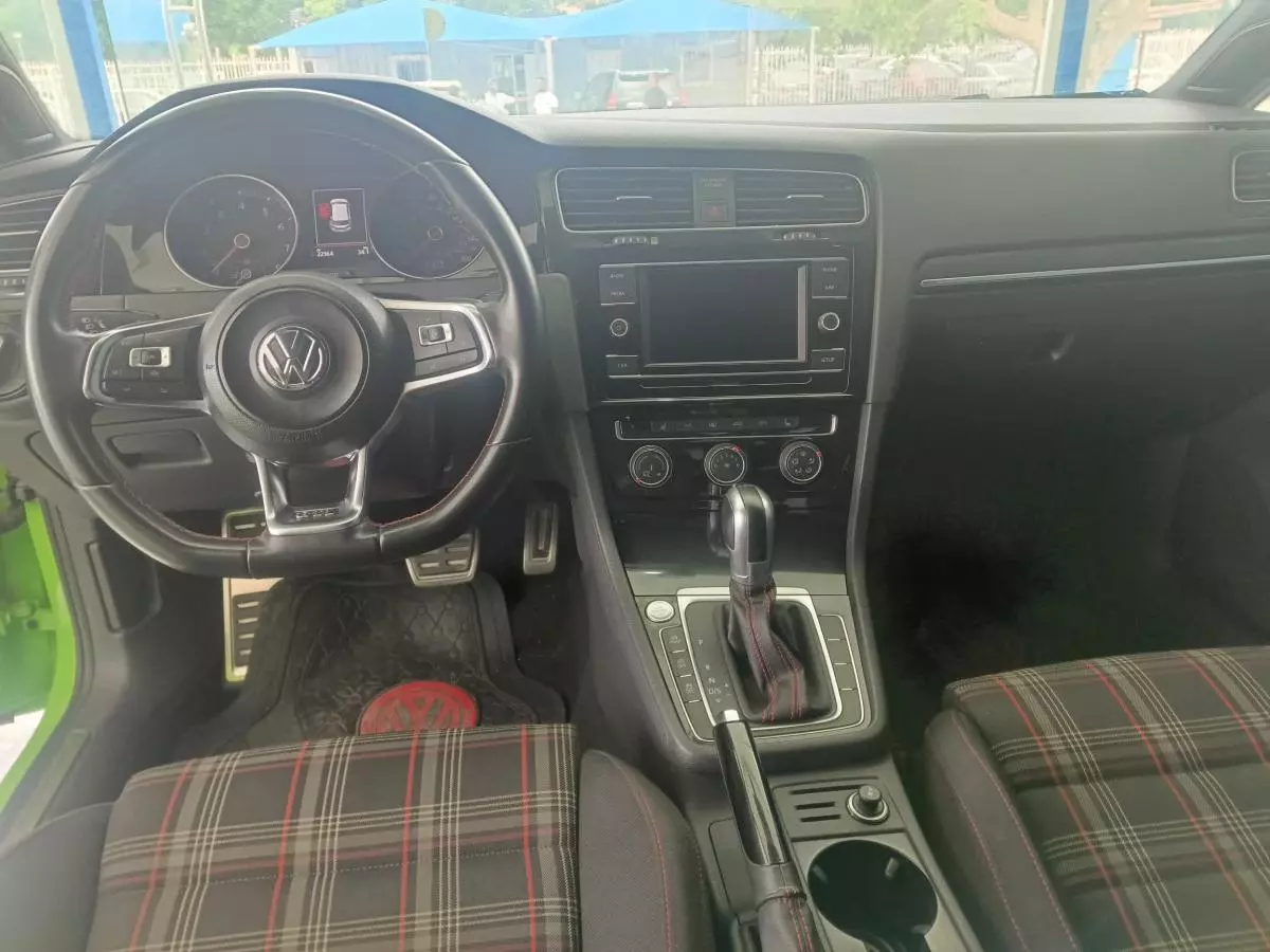 Volkswagen Golf   - 2019