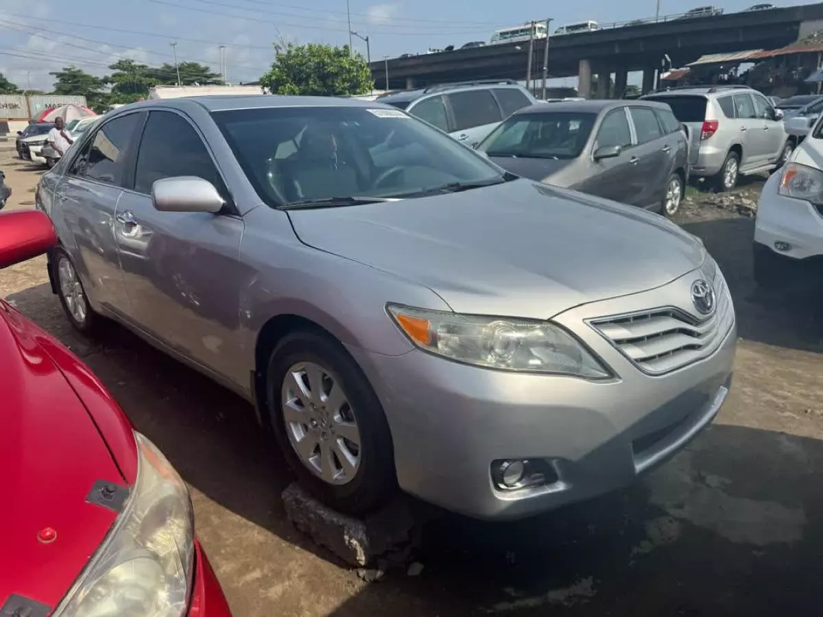 Toyota Camry   - 2011