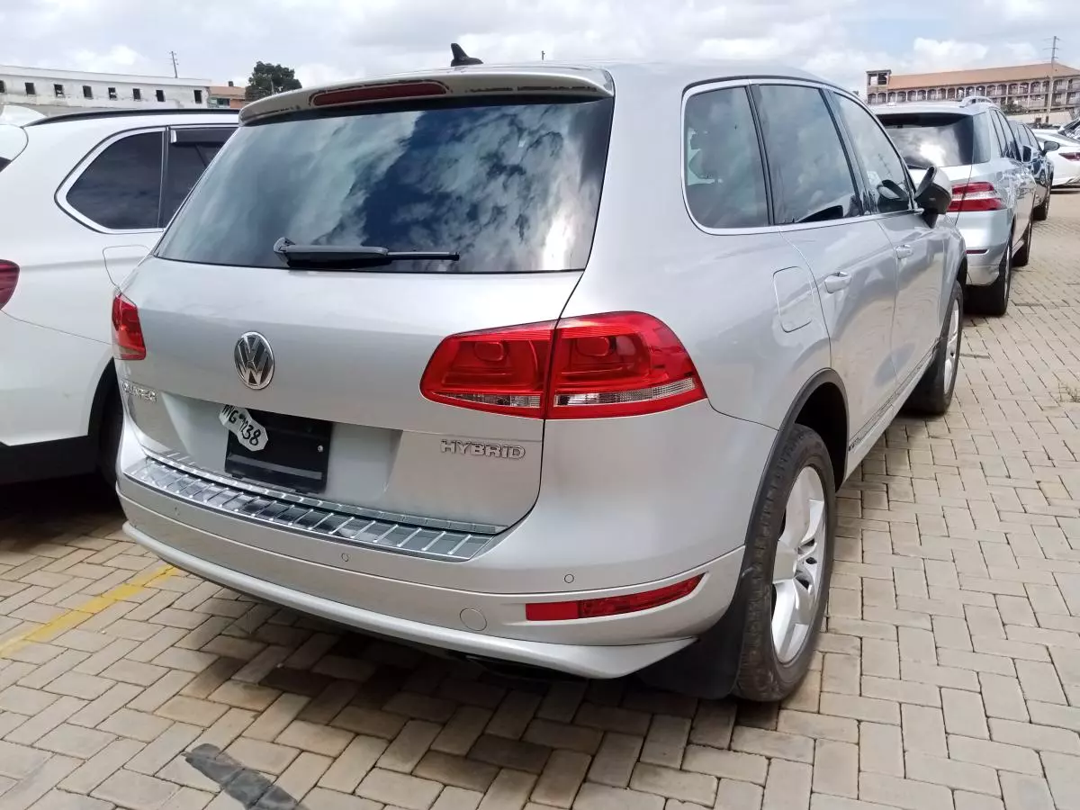 Volkswagen Touareg   - 2011