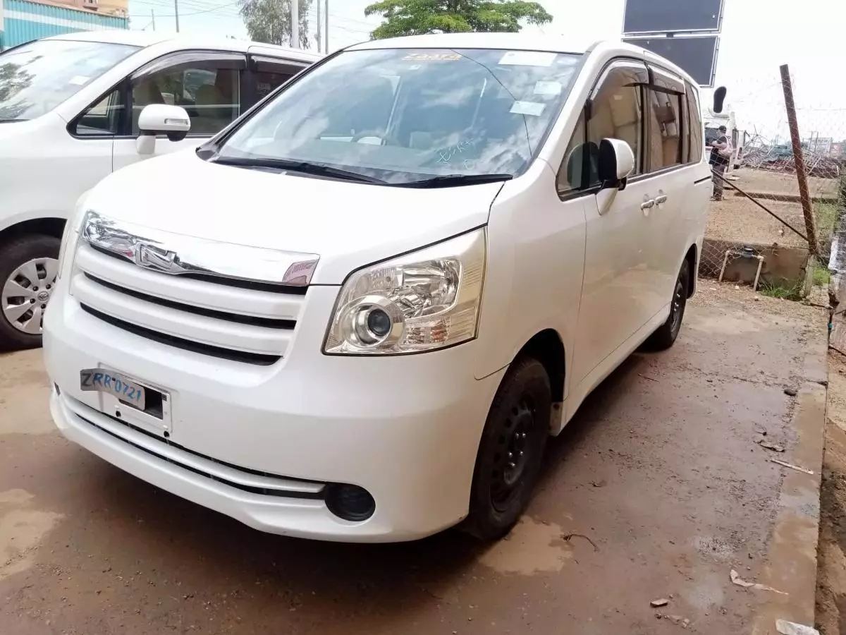 Toyota Noah   - 2009