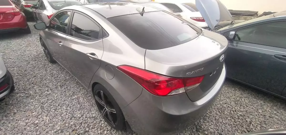Hyundai Elantra - 2012