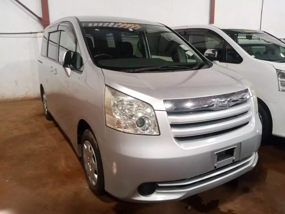 Toyota Noah   - 2009