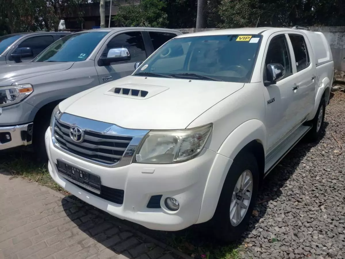 Toyota Hilux   - 2015