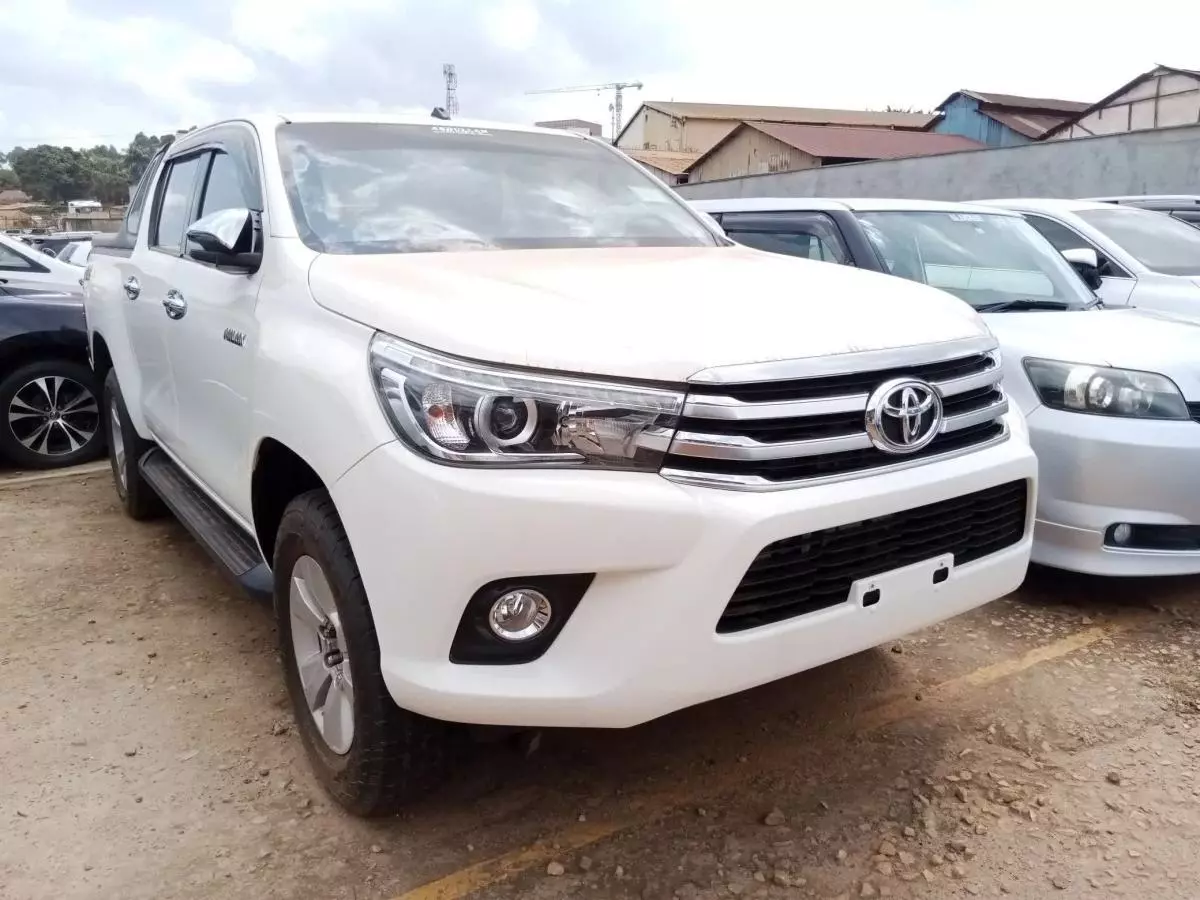 Toyota Hilux   - 2019