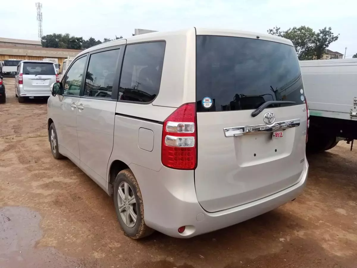 Toyota Noah   - 2010