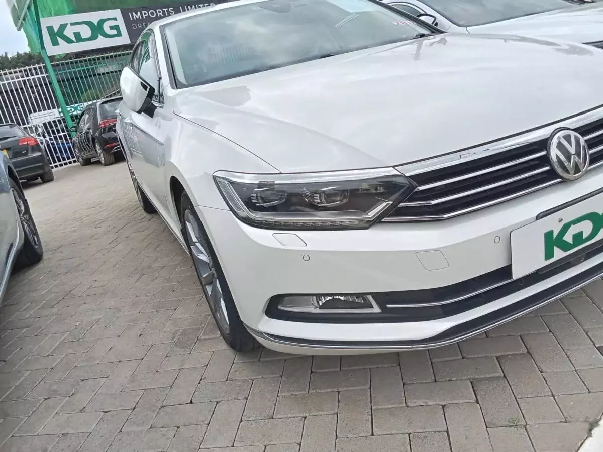 Volkswagen Passat   - 2017