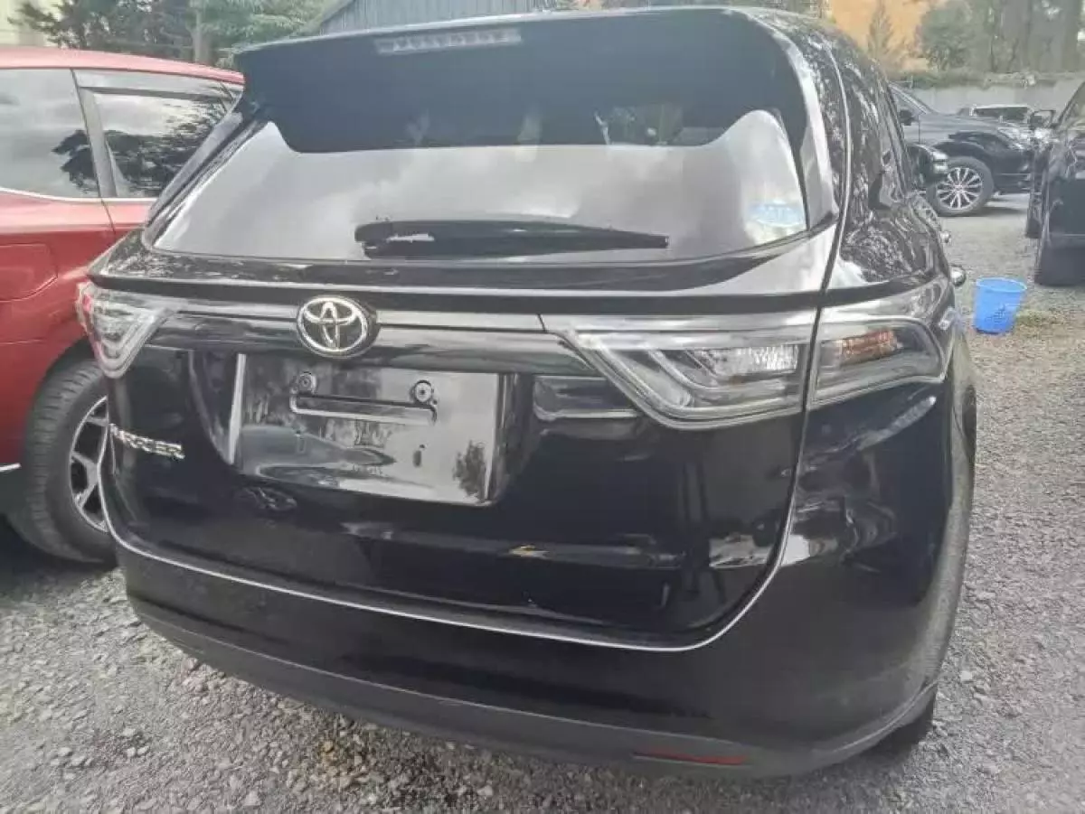 Toyota Harrier   - 2017