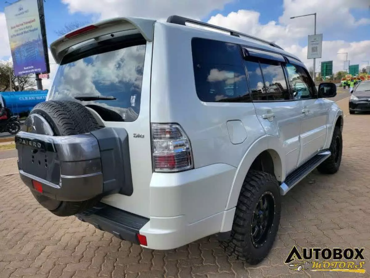 Mitsubishi Pajero - 2015