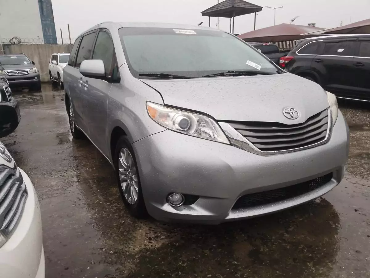 Toyota Sienna   - 2011