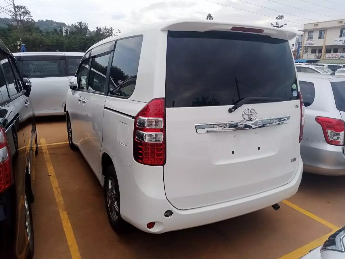 Toyota Noah   - 2011