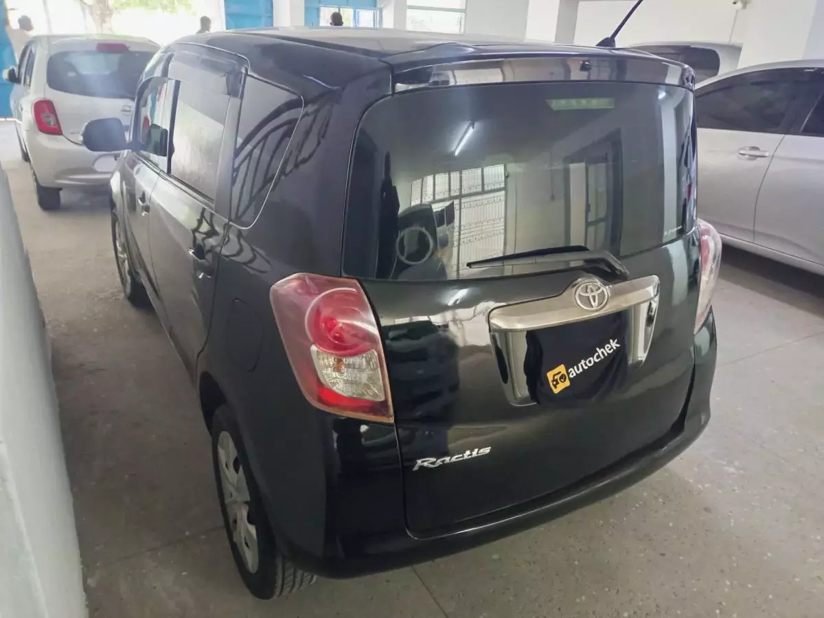 Toyota Ractis - 2010
