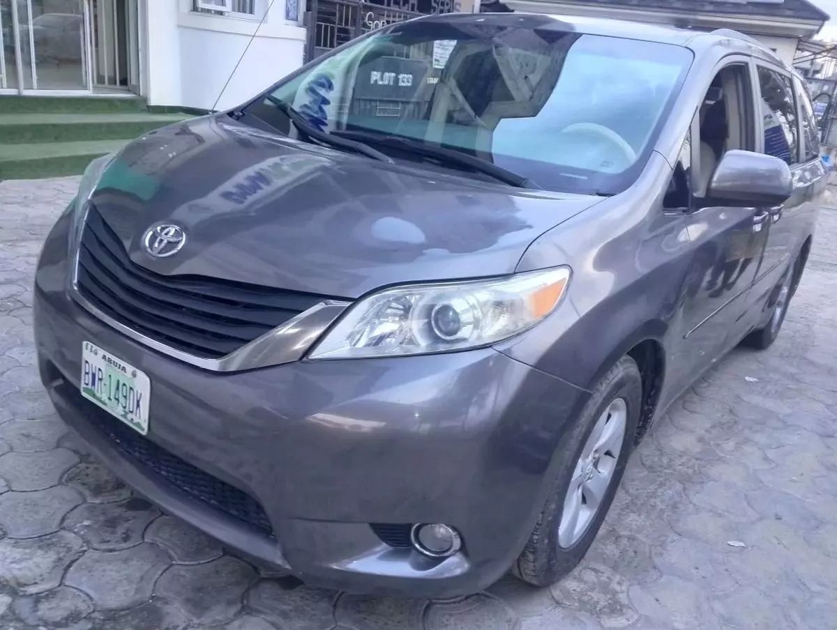 Toyota Sienna   - 2011