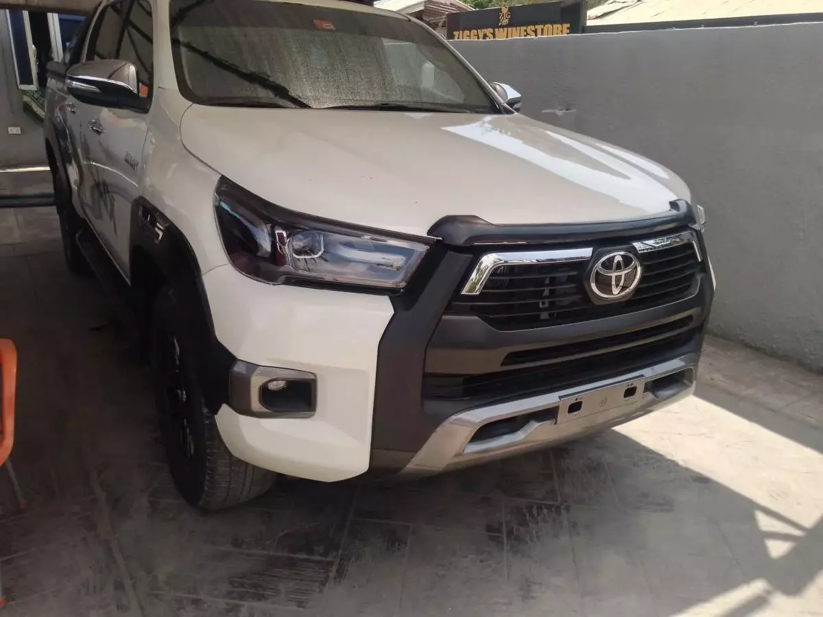 Toyota Hilux   - 2016