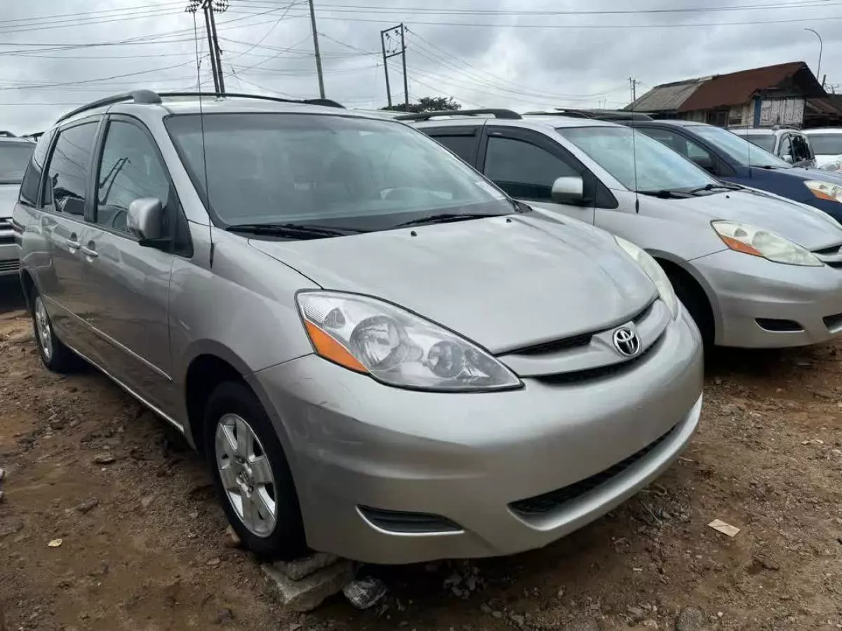 Toyota Sienna   - 2006