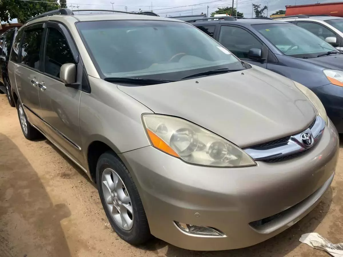 Toyota Sienna   - 2006