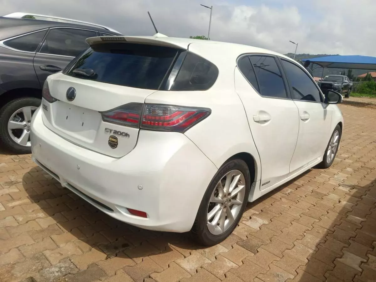 Lexus CT 200h   - 2011