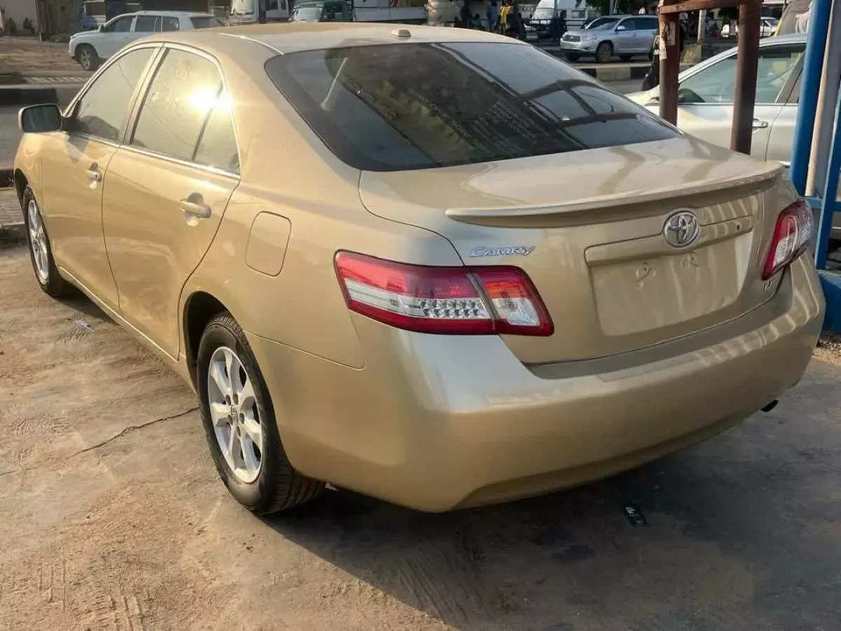 Toyota Camry   - 2011