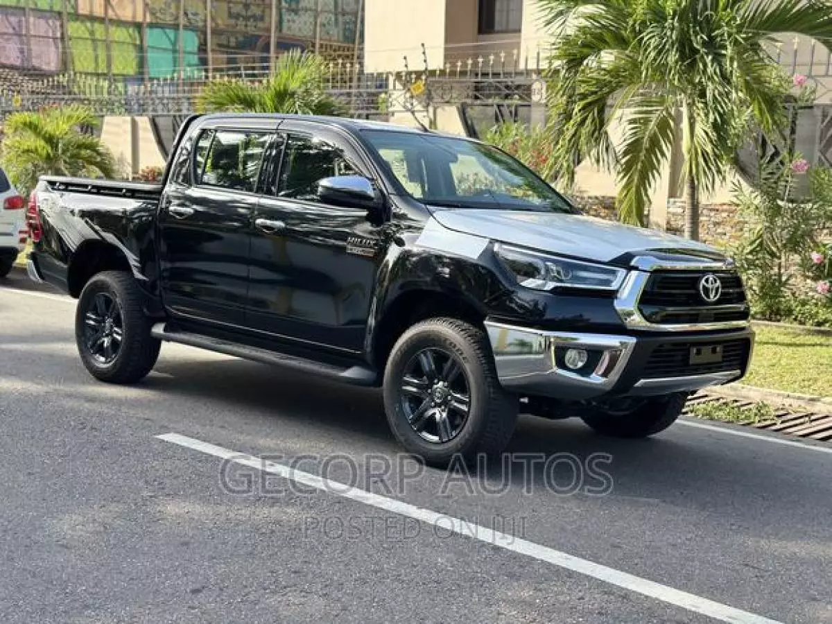 Toyota Hilux   - 2024