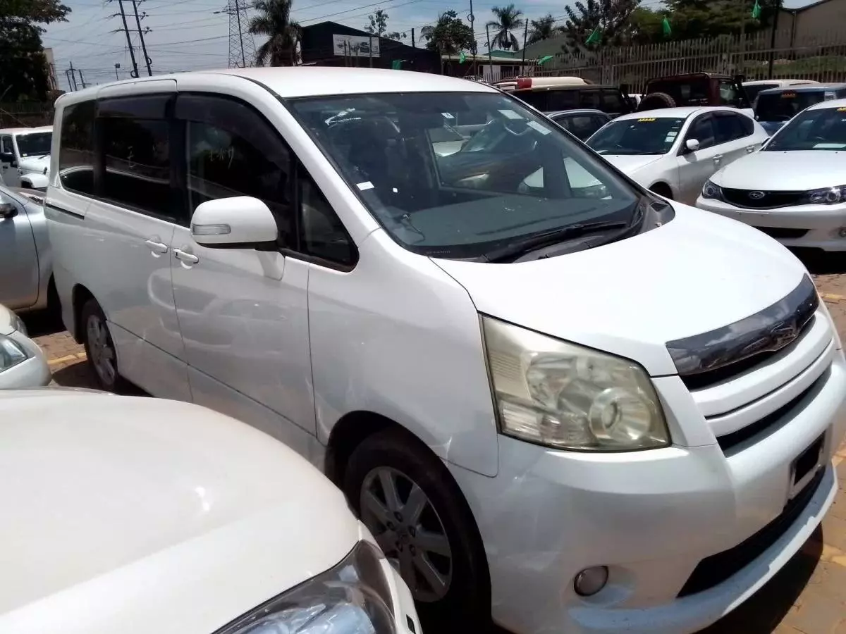 Toyota Noah   - 2010