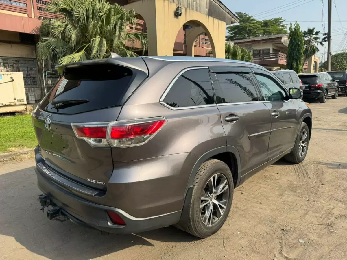 Toyota Highlander   - 2016